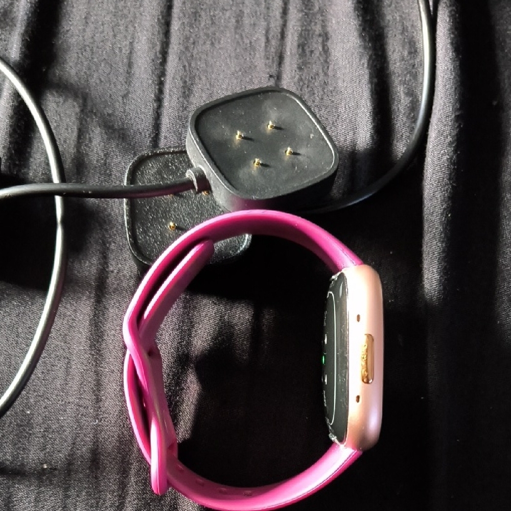 FITBIT VERSA 4 W/ 2 CHARGE CABLES - Picture 5 of 9